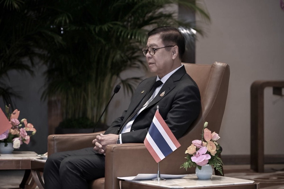 MFAThai's tweet photo. รมว.กต. @SihasakPh ร่วมการประชุมสามฝ่ายกับนายหวัง อี้ รมว.กต. จีน และนายปรัก สุคน รนรม./รมว.กต. กัมพูชา เกี่ยวกับพัฒนาการล่าสุดภายหลังข้อตกลงหยุดยิงระหว่างไทย - กัมพูชา โดยจีนแสดงความยินดีต่อข้อตกลงหยุดยิงผ่านการหารือทวิภาคี ย้ำถึงความเคารพหลักการไม่แทรกแซงกิจการภายใน การแก้ปัญหาด้วยกลไกอาเซียน และพร้อมเป็นช่องทางในการสนับสนุนการดำเนินการเพื่อสันติภาพระหว่างทั้งสองประเทศ โดยไทยย้ำความประสงค์การหยุดยิงที่เป็นจริงและเส้นทางแห่งสันติภาพที่ยั่งยืน (29 ธ.ค. 2568)