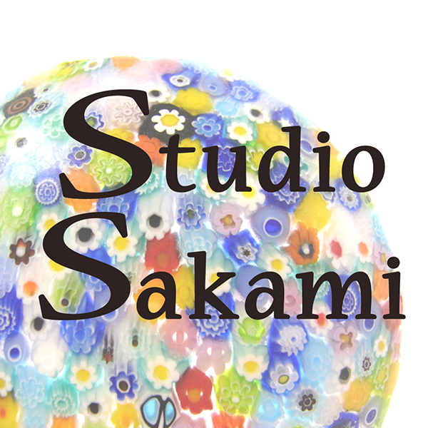 #ガラスフェス
2026年1月23日・24日開催！

出展ブースを紹介します✨

B-13・14・15・16
スタジオサカミ
技法：フュージング

ベネツィア・ムラーノ島から直輸入のミルフィオリを使ったアクセサリーのワークショップの開催と、ムラーノ島でセレクトしたガラスのお皿、ペーパーウェイトなどの作品販売