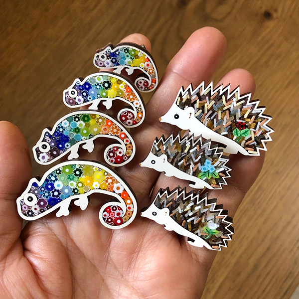 #ガラスフェス
2026年1月23日・24日開催！

出展ブースを紹介します✨

B-8
son de cloche
技法：ランプワーク
出展品目：アクセサリー・雑貨

小さなガラスパーツを枠にぎっしり詰めた細かな細かなキラキラした『ミクロモザイク』をメインに制作しています。ルーツはイタリアの伝統工芸。