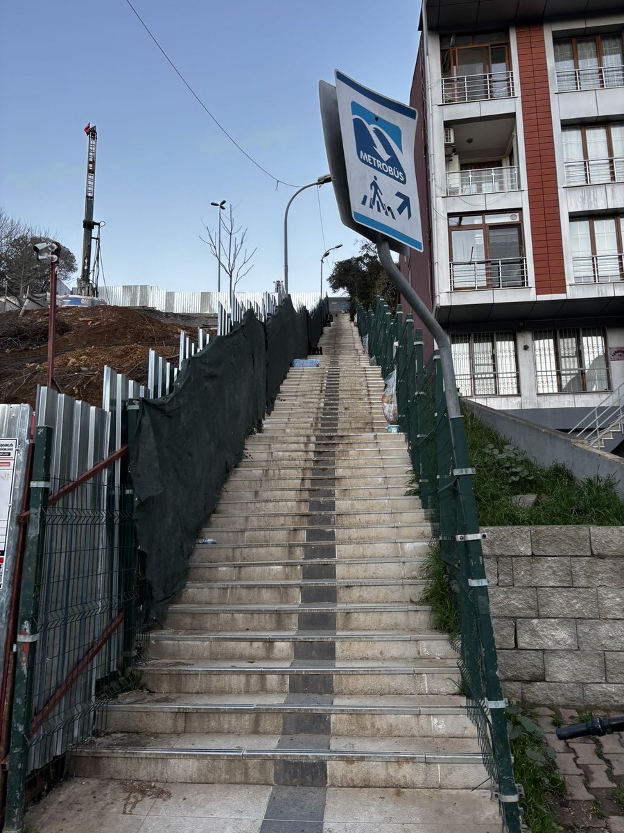 Üsküdar Burhaniye Metrobüs durağına ulaşım yolu. 
İnsanlar bu uzun dik merdiveni çıkmak zorunda mı? 
Hadi sağlıklı insanları geçtim; yaşlılar, engelliler, fiziksel zorluk yaşayan bireyler bu durağa ulaşımı nasıl sağlayacak? 
<a href="/IBBcozummerkezi/">İBB Çözüm Merkezi</a> <a href="/istanbulbld/">İstanbul Büyükşehir Belediyesi</a> <a href="/uskudarbld/">Üsküdar Belediyesi</a> <a href="/sdedetas/">Sinem Dedetaş</a>