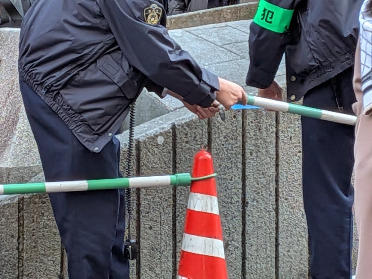 本日のアメ横

警察の警備も始まり、まさに年末モードです。昨日よりも混雑してます。

迷子やスリも発生してますので、くれぐれもお気をつけて。

ちなみに、ベビーカーや車いす、キャリーバックを持って商店街へは入れませんので予めお気をつけください。

#アメ横
#混雑
#上野