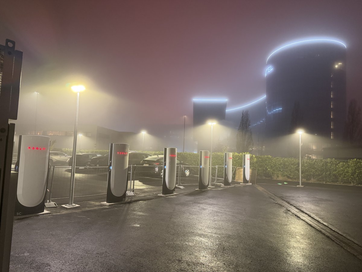 Charging at the new Tesla Supercharger in Ghent.
Hotel Van Der Valk Ghent looks beautiful in the misty weather ❤️