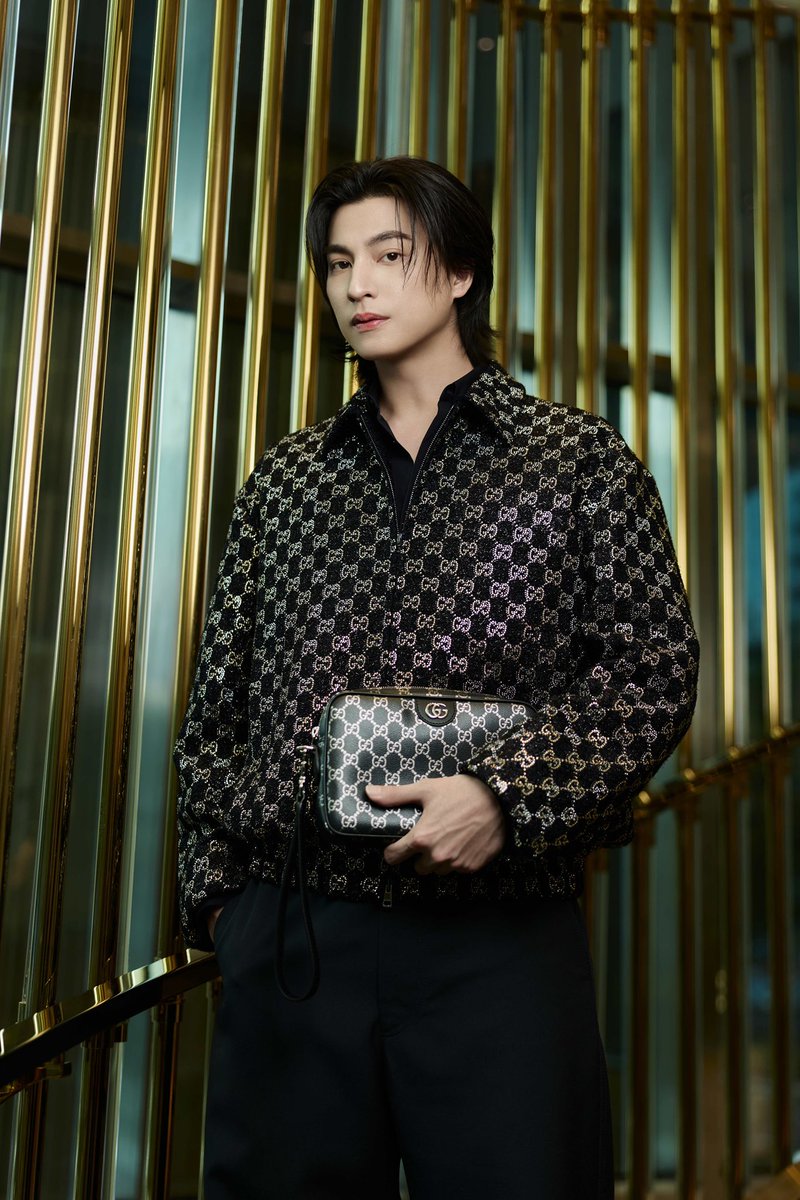 Gulfkanawutofc's tweet photo. ลุคชมช็อปโฉมใหม่ Gucci Central Embassy ของ กลัฟ คณา​วุฒิ​ Brand Ambassador #Gucci หล่อมากจริงๆ😍

ใครหาของขวัญชิ้นพิเศษในปลายปีนี้ต้อง #GucciGift นะคะ🎁❤️💚

#GulfKanawut 
#GucciCentralEmbassy https://t.co/RWI5FJ6sWj