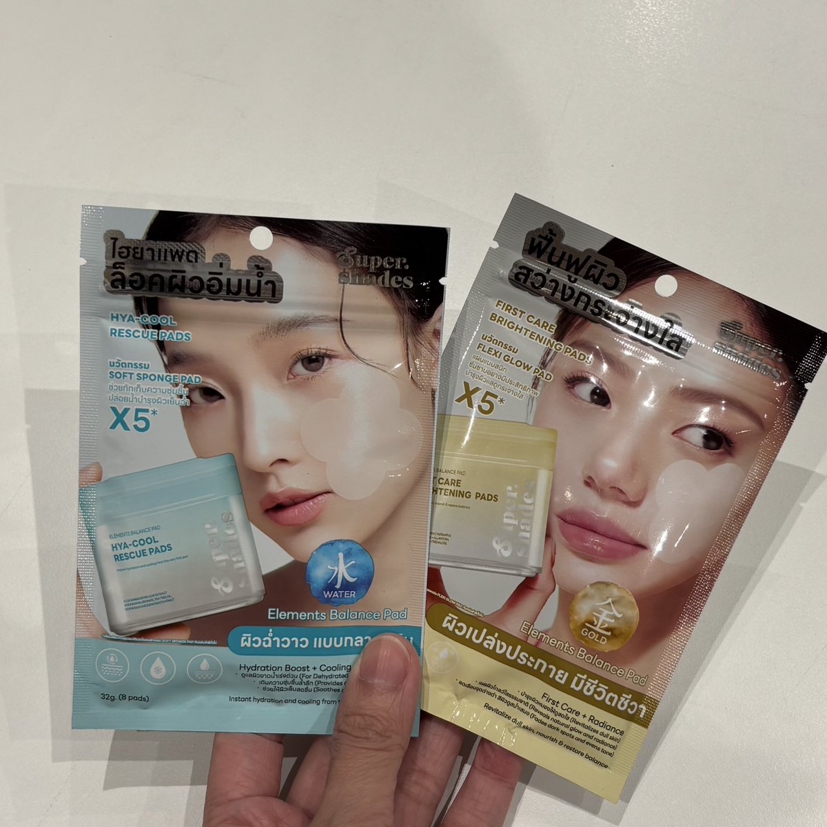TwentyfivePK's tweet image. โทนเนอร์แพดใบโคลเวอร์ แพดเจลลี่ชุ่มเนื้อเอสเซนส์ของ Supershades นี่เริ่ดนะ แปะก่อนแต่งหน้าผิวชุ่มชื้น เครื่องสำอางติดทนแบบเนียนกริบ มี 2 สูตรนะ สีเหลือง💛 สูตรกระจ่างใส สีฟ้า💙ผิวชุ่มชื้นน พกพาสะดวกด้วยช่วงนี้ใครเดินทางบ่อยควรลองง ##Supershades #โทนเนอร์แพดใบโคลเวอร์