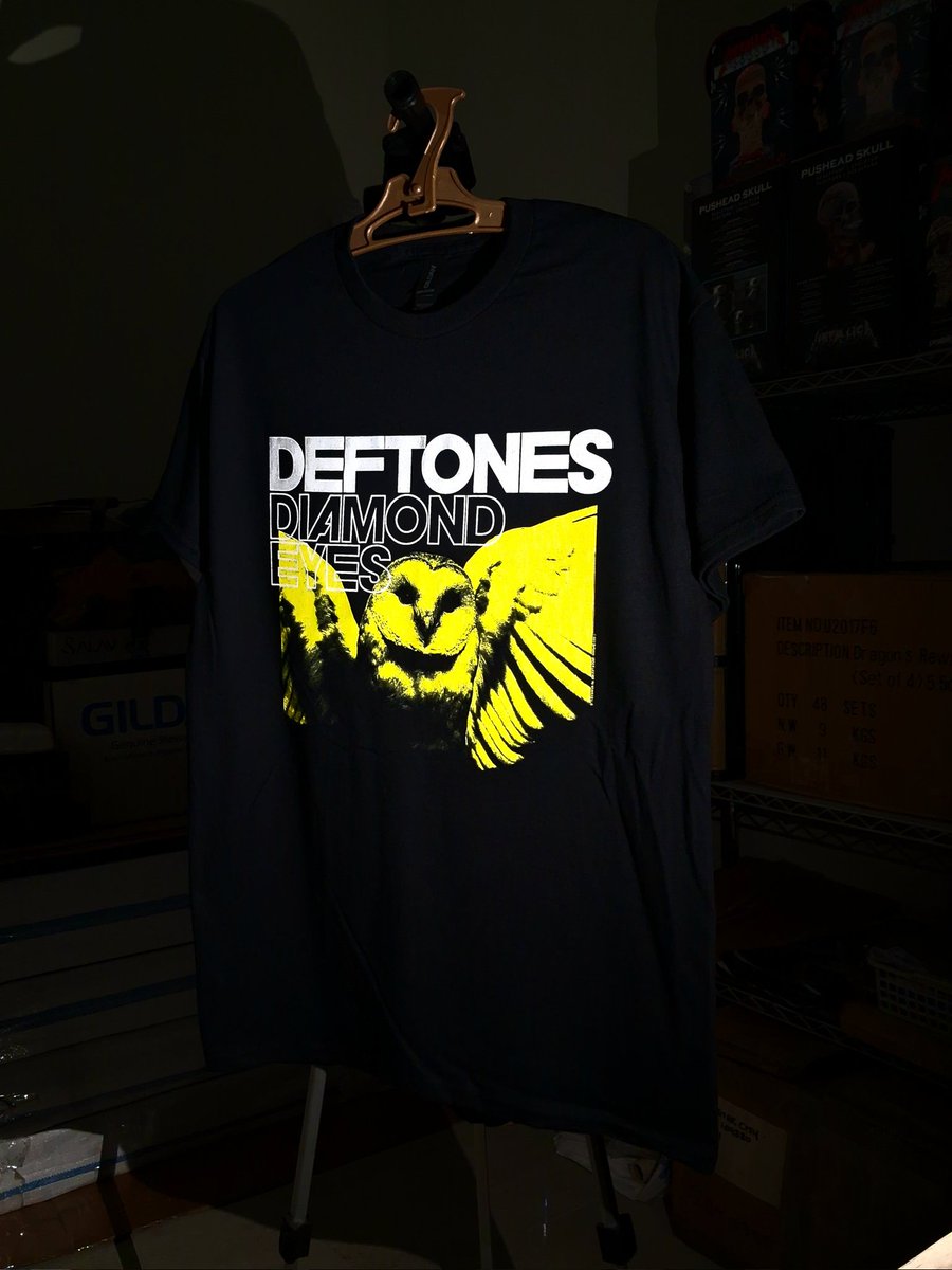 Siap headbang! 🖤
Deftones Diamond Eyes — gelap, tajam, dan penuh energi.
Buat yang hidup di antara distorsi &amp; emosi.

#Deftones #DiamondEyes #BandMerch #KaosBand #JajanRock #RockstarCity