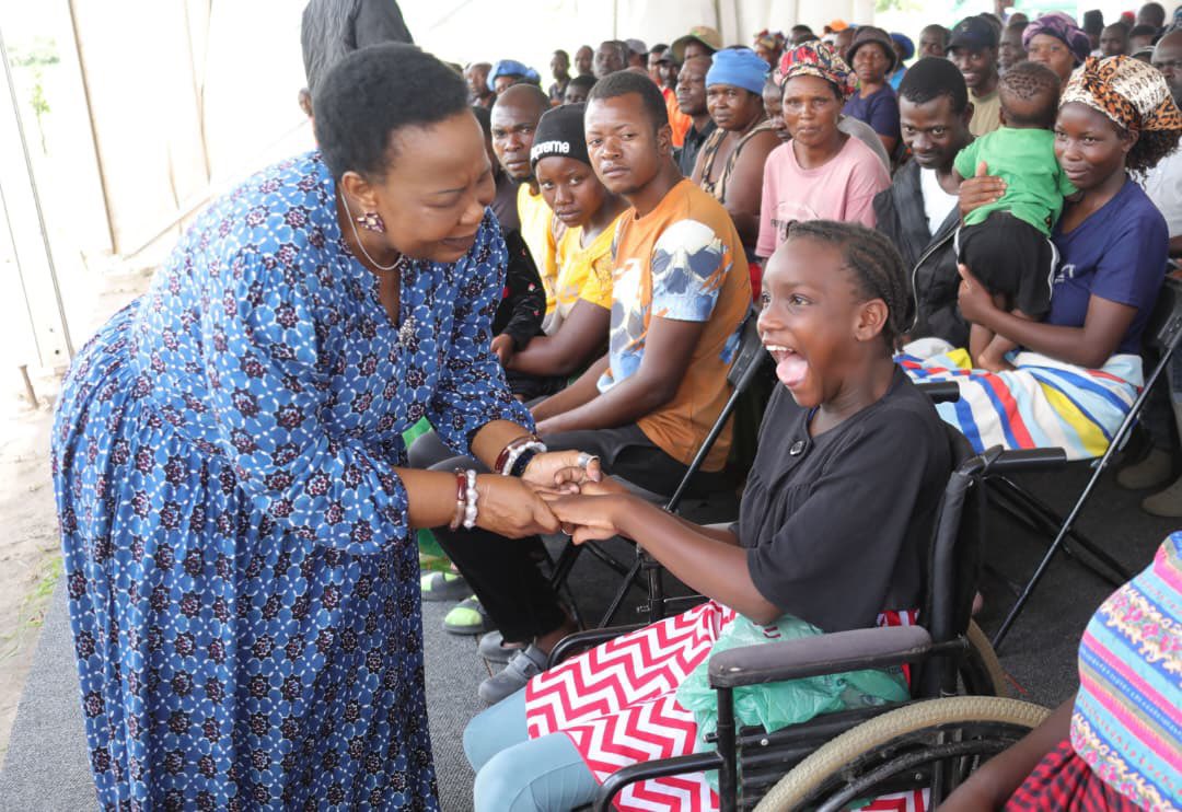Tinoten53374277's tweet image. Nyabira 

The First Lady of Zimbabwe, Amai Dr Auxillia Mnangagwa, says she was humbled to share food hampers with vulnerable families in Nyabira, providing long-term sustenance in line with the Angel of Hope Foundation’s mission of uplifting and empowering communities, one life…