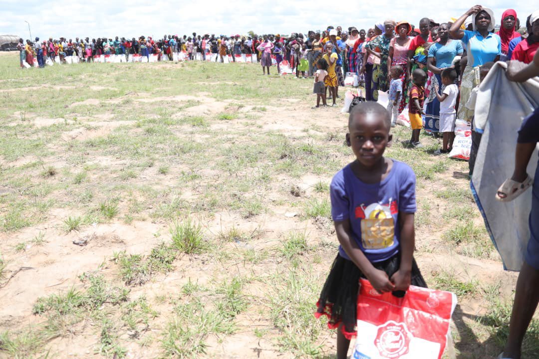 Tinoten53374277's tweet image. Nyabira 

The First Lady of Zimbabwe, Amai Dr Auxillia Mnangagwa, says she was humbled to share food hampers with vulnerable families in Nyabira, providing long-term sustenance in line with the Angel of Hope Foundation’s mission of uplifting and empowering communities, one life…