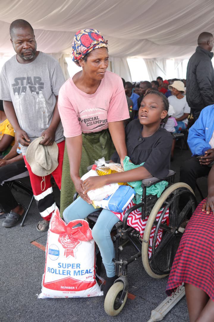 Tinoten53374277's tweet image. Nyabira 

The First Lady of Zimbabwe, Amai Dr Auxillia Mnangagwa, says she was humbled to share food hampers with vulnerable families in Nyabira, providing long-term sustenance in line with the Angel of Hope Foundation’s mission of uplifting and empowering communities, one life…