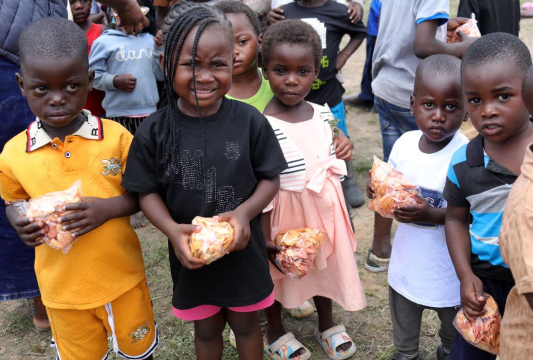 Tinoten53374277's tweet image. Nyabira 

The First Lady of Zimbabwe, Amai Dr Auxillia Mnangagwa, says she was humbled to share food hampers with vulnerable families in Nyabira, providing long-term sustenance in line with the Angel of Hope Foundation’s mission of uplifting and empowering communities, one life…