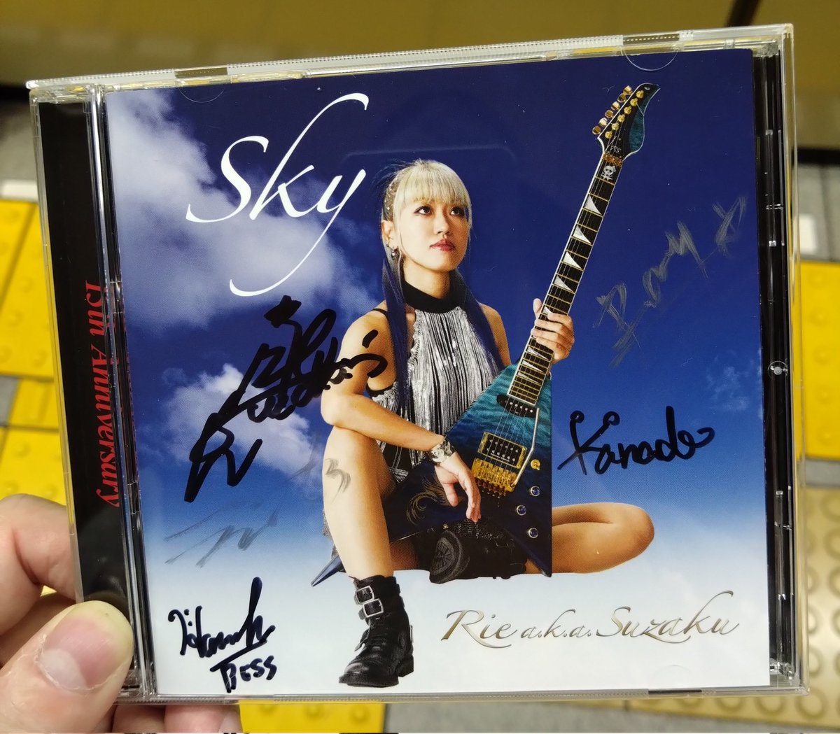 物販でCDと李奈さんのチェキを購入して、サインを頂いたり、写真を撮っ