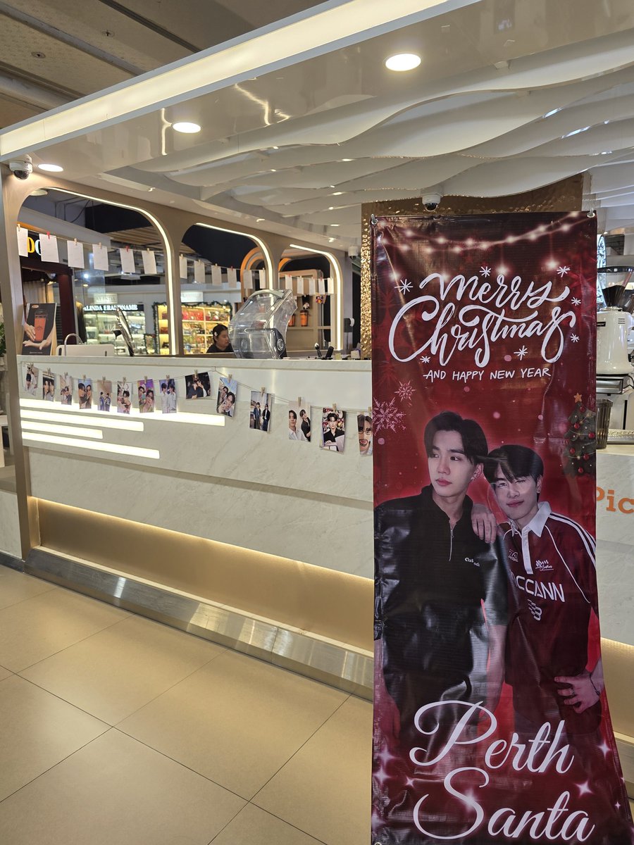 Nnur_se's tweet image. ใครว่าง เดินผ่าน ฝากแวะมาถ่ายรูปกับโปรเจคของพวกเราด้วยนะคับ ตั้งใจมากๆๆ มาถ่ายรูปกับน้องๆก็ยังดี ฝากด้วยน้าาา merry christmas &amp;amp; happy new year นะคับชาวด้อมเพิร์ธแซนต้า 🖤🤍
#PerthTanapon #Santapp
#PerthSanta #เพิร์ธเเซนต้า