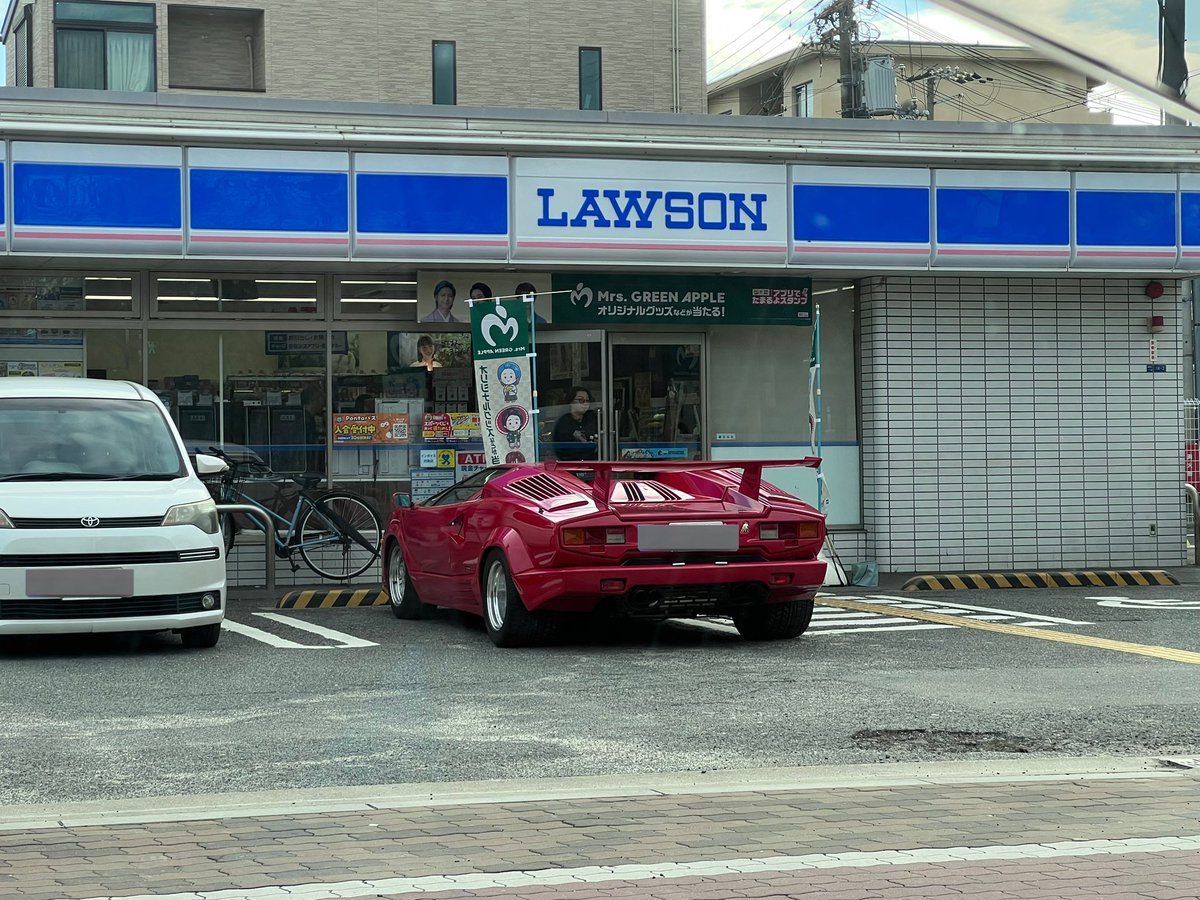 osakanakuinige's tweet image. コンビニにカウンタック止まってて6度見くらいした👀