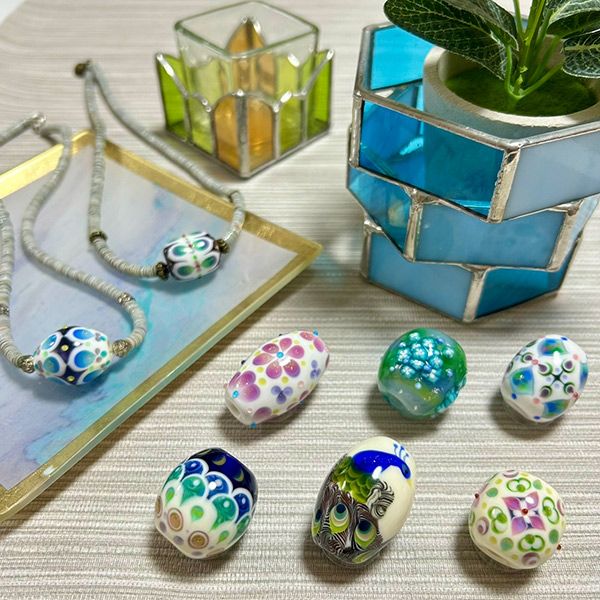 #ガラスフェス
2026年1月23日・24日開催！

出展ブースを紹介します✨

A-22
saicoro工房　舎川 彩子　
技法：ランプワーク・ステンドグラス　

主に、点打ちで作るとんぼ玉やステンドグラスを制作しています。