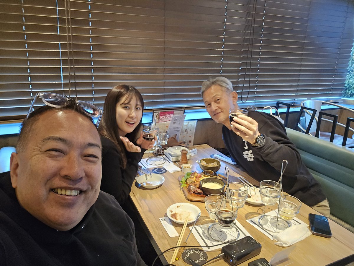 fuji23jp_new's tweet photo. 祝賀会㊗️一回戦突破‼️
広島皆実🍉⚽おめでとう㊗️💐
乾杯🍻のやり方(笑)
#DKDINING
#ふみっきー独り旅2025 https://t.co/06Q3NT85Gz