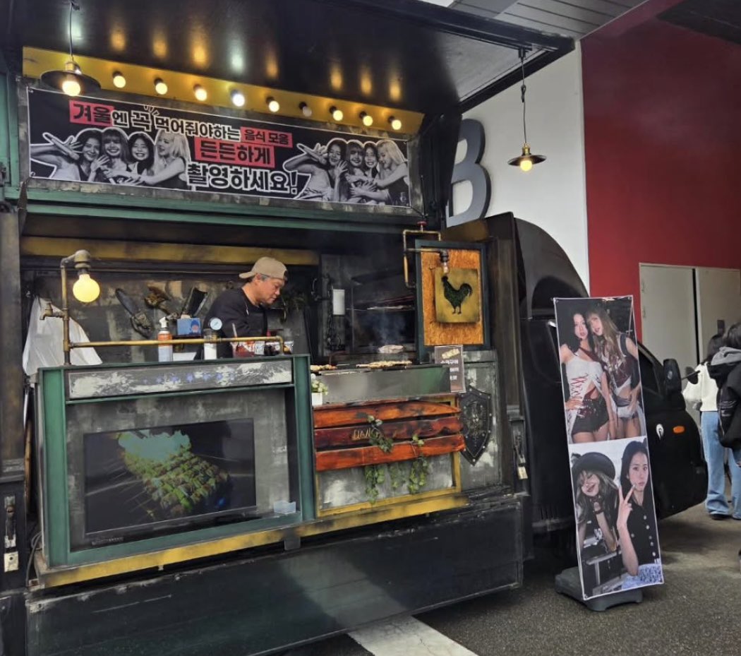 blckpinkpic's tweet photo. jisoo, rosé and jennie sent foodtruck support for LISA supporting her filming TYGO😭🫂 https://t.co/nJj1ljulnD