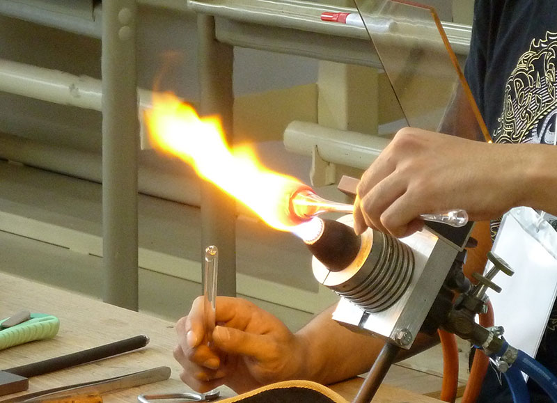 #ガラスフェス
2026年1月23日・24日開催！

フリートーチを紹介します✨

「1.17希望の灯り」の分灯を使った
Free Torch　フリートーチ

中庭にガスバーナーを設置いたします。

詳細はHPをご覧ください。
glass-fest.jp/kobe26/index.p…