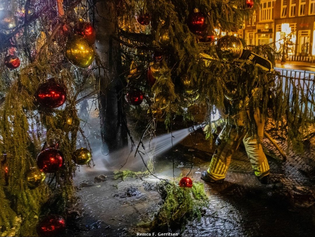 Kerstboom op de Markt in Gouda in brand