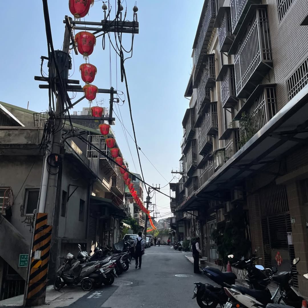 mcguiaf's tweet photo. 静かな街道、陽光が隅々まで差し込み、赤いランタンが風に揺れる。まるで時間がゆっくり流れているような感じ。 この街には、時間の温かさと街の魅力があります。ゆっくり歩きながら、静かな時間を楽しんでください。 #穏やかな街 #時が流れる #静かなひととき #街の風景 https://t.co/fbjEAliCtM