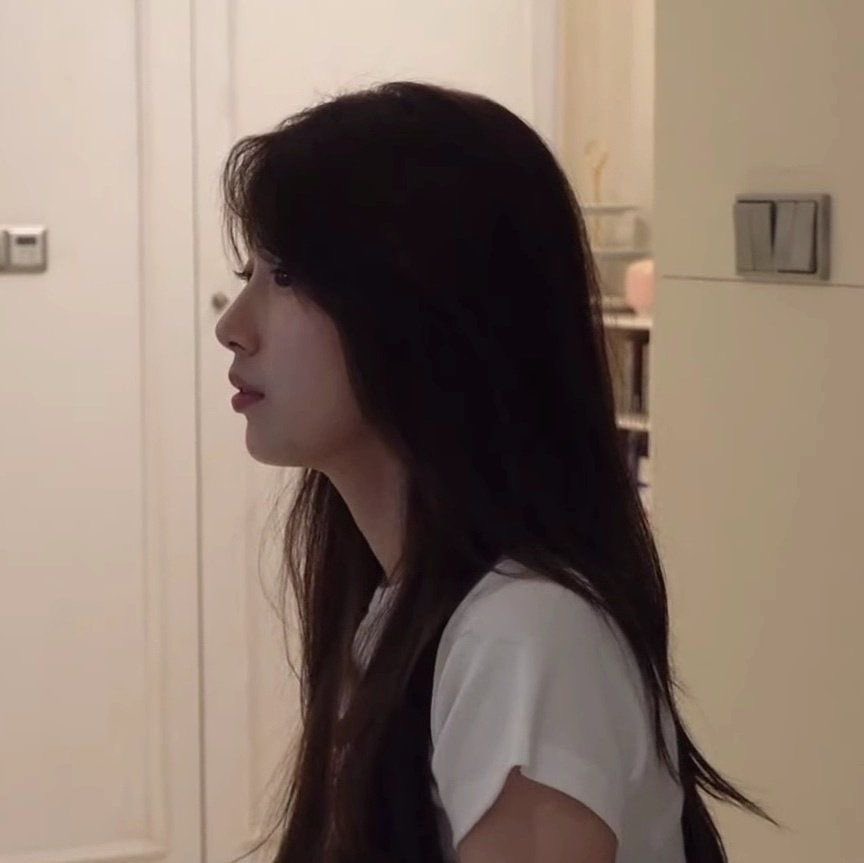 zkzqi's tweet image. 브이로그 편집 중인 수지님 얼굴..그리고 자세..