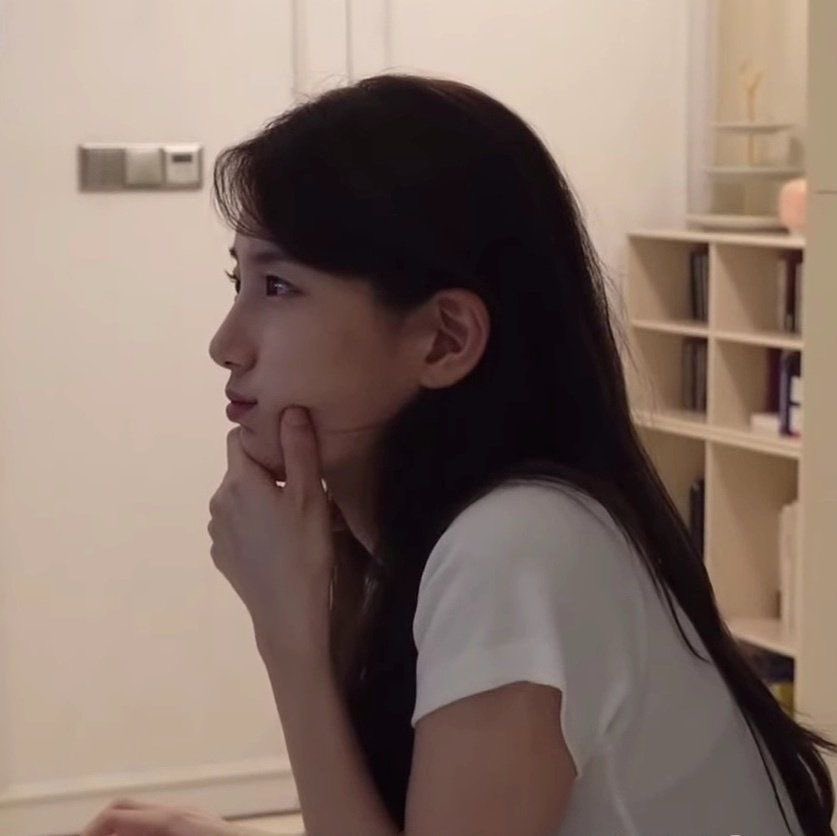 zkzqi's tweet image. 브이로그 편집 중인 수지님 얼굴..그리고 자세..