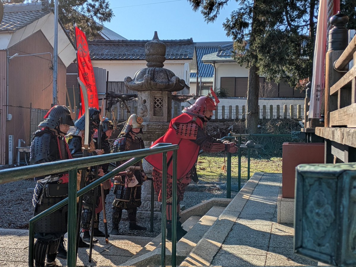 sekigahara_1600's tweet image. 本日は甲冑館行軍隊の「甲冑納めの儀」初日👍✨

一年間着用した甲冑への感謝の気持ちを込めて関ケ原八幡神社まで行軍しお参り🙏
陣屋関ヶ原宇喜多の陣の秀家の間に戻り皆でお清め(注※おキヨシではない)を行いました😊

#関ヶ原戦国甲冑館
#甲冑館行軍隊
#甲冑納めの儀
#関ヶ原八幡神社