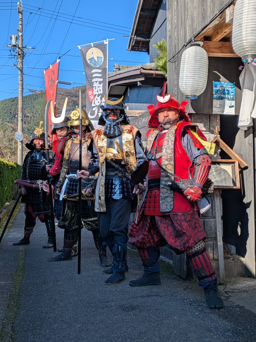 sekigahara_1600's tweet image. 本日は甲冑館行軍隊の「甲冑納めの儀」初日👍✨

一年間着用した甲冑への感謝の気持ちを込めて関ケ原八幡神社まで行軍しお参り🙏
陣屋関ヶ原宇喜多の陣の秀家の間に戻り皆でお清め(注※おキヨシではない)を行いました😊

#関ヶ原戦国甲冑館
#甲冑館行軍隊
#甲冑納めの儀
#関ヶ原八幡神社