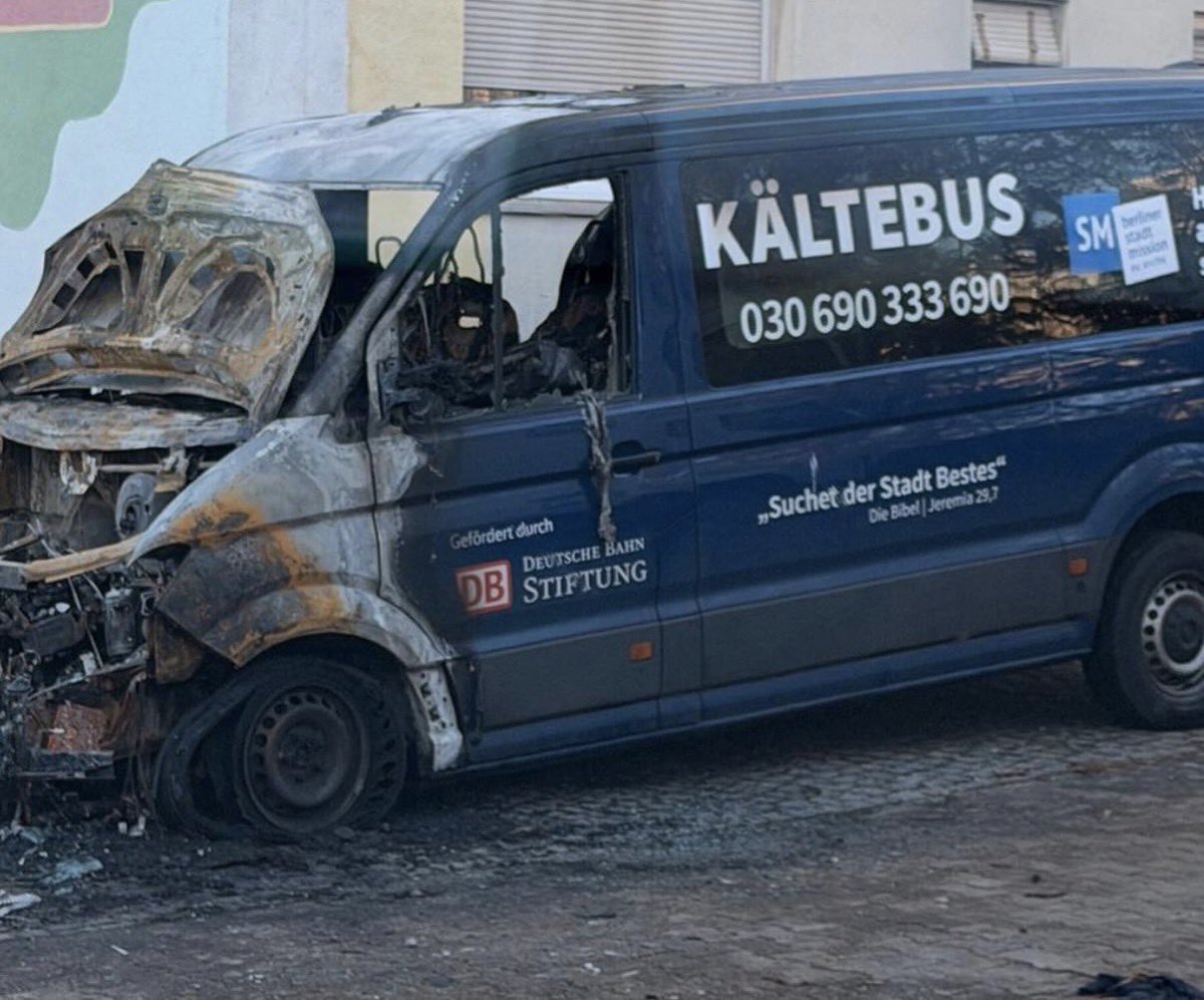 Welcher Hurensohn zündet eig einen Kältebus der Obdachtlosenhilfe an?