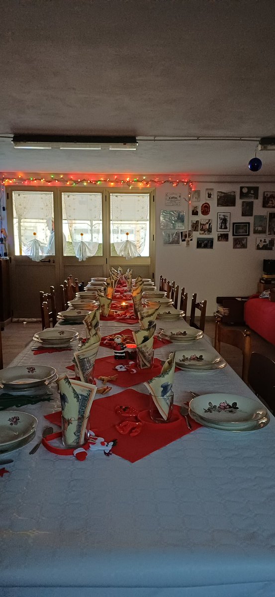 Ritrovarsi tutti è sempre+ difficile;anche quest'anno ci siamo riusciti.Unica assenza mia figlia x impegno all estero.
Anche il 2025 è stato impegnativo x diversi imprevisti x la salute di mamma e papà,ma"noi siamo ancora qua"
Genitori-3figli con coniugi-7 nipoti(6 presenti)+4❤️‍🔥