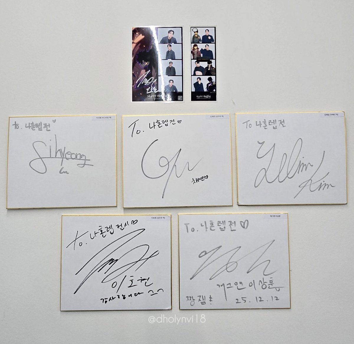 I visited the #SoloLevelingExhition today and saw Howon's sign &amp; signed 4-cut photo! 😍 너무 갖고싶어요 🥹

❤️ The exhibition was really good!!! 💯 I took similar photos with what Howon did hahaha

#이호원 #LeeHowon