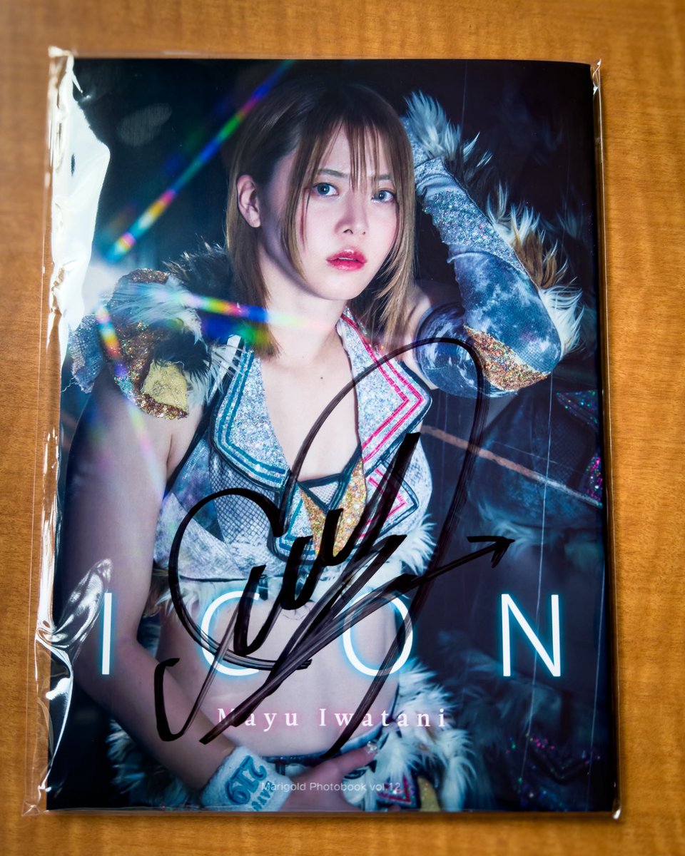 岩谷麻優　サイン本 岩谷麻優 選手のサイン入り写真集が届いてた！ 麻優さんが自宅に