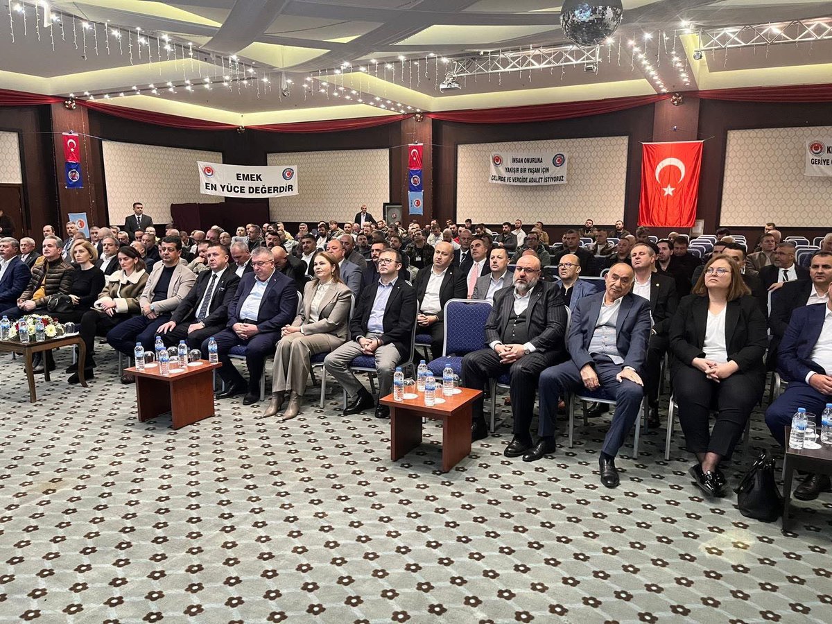 tes_is1963's tweet photo. EDİRNE ŞUBEMİZİN 13. OLAĞAN GENEL KURULU YAPILDI

Edirne Şubemizin 13. Olağan Genel Kurulu 20 Aralık 2025 tarihinde gerçekleştirilmiştir. Şubemizin Genel Kuruluna; Genel Başkanımız İrfan KABALOĞLU, Genel Başkan Yardımcımız Hüseyin ÖZİL, Genel Başkan Yardımcımız Naif BALANDİ, Genel Başkan Yardımcımız Dural KARAKOÇ, Genel Başkan Yardımcımız Adem AŞIKKUTLU, Genel Başkan Yardımcımız Eşref ERDEN, Genel Başkan Yardımcımız Fatih TÜLEK, şubelerimizin başkan ve yöneticileri ile delegeler ve üyelerimiz katılmıştır. 

Genel Başkanımız İrfan KABALOĞLU, kongreye hitaben yaptığı konuşmasında sendikal mücadelenin temel eksenlerini, çalışma hayatının güncel sorunlarını dile getirdi.

TES-İŞ’in 62 yıllık köklü geçmişine değinen KABALOĞLU, sendikanın Türkiye’nin dört bir yanında, enerjide bağımsız ve güçlü bir Türkiye hedefiyle üyelerinin haklarını savunmaya devam ettiğini ifade etti. TES-İŞ’in büyük ve güçlü bir emek örgütü olduğunu vurguladı.

KABALOĞLU, barış, demokrasi ve adalet olmadan sendikal hakların korunamayacağını belirterek, savaşların ve çatışmaların bedelini her zaman emekçilerin ödediğini söyledi.  Yurtta barışın önemine değinen KABALOĞLU, Türkiye'ye düşmanlık edenlerin hiç bitmediğini, aslında hiç kimsenin çatışma istemediğini ifade etti. Savaşları ve özellikle İsrail’in saldırılarını, insan hakları ihlallerini sert bir dille kınadı.

Türkiye’de uzun süredir devam eden yüksek enflasyonun ücretleri hızla erittiğini dile getiren KABALOĞLU, Edirne gibi yaşam maliyetinin yüksek olduğu şehirlerde bu durumun daha da ağır hissedildiğini ifade etti. Ücret artışlarının hedeflenen değil, gerçekleşen enflasyona göre belirlenmesi gerektiğinin altını çizdi. Kamu Toplu İş Sözleşmeleri sürecine değinen KABALOĞLU, zorlu müzakereler sonucunda elde edilen önemli kazanımları anlattı. DSİ işyerlerinde grev kararı alındığını hatırlatarak, ağır ve tehlikeli işlerde çalışan enerji işçilerinin emeğinin karşılığını almak için kararlı bir mücadele yürütüldüğünü söyledi. İlk altı ay için yüzde 36 oranında zam alındığını, iş güçlüğü oranlarının artırıldığını ve kamudaki ücret eşitsizliklerinin büyük ölçüde giderildiğini vurguladı.

Özel sektörde de TES-İŞ’in aynı kararlılıkla hareket ettiğini ifade eden KABALOĞLU, TREDAŞ başta olmak üzere elektrik dağıtım şirketlerinde önemli ücret artışları ve sosyal hak kazanımları sağlandığını, taşeron işçiler için kadro mücadelesinin sürdüğünü belirtti. Gelir dağılımındaki adaletsizliğe, ücretli çalışanların vergi yükü altında ezildiğine, sosyal devlet anlayışının güçlendirilmesi gerektiğine değindi. 

Asgari ücretin artık genel ücret haline geldiğini ifade eden KABALOĞLU, TÜRK-İŞ’in asgari ücret komisyonuna katılmama kararının gerekçelerini ve kamuoyuna açıklanan taleplerini anlattı. Enerji sektöründe özelleştirmelerin yol açtığı sorunlar, taşeronlaşma ve sendikamızın gündemindeki diğer  konulara ilişkin bilgi verdi. Sendikal eğitimin ve doğru sendikada örgütlenmenin önemine dikkat çekti. Kongrenin sendikaya, Edirne Şubesi’ne ve tüm emekçilere hayırlı olmasını diledi.

Genel Kurulun seçim sonuçlarına göre; Zeki ŞİKO  Şube Başkanı olurken Şube Yönetim, Denetim ve Disiplin Kurulları aşağıdaki şekilde oluşmuştur. Kongrenin teşkilatımıza ve çalışma hayatına hayırlı sonuçlar getirmesini temenni eder, göreve seçilen arkadaşlarımıza başarılar dileriz.

Edirne  Şube Yönetim Kurulu Üyeleri

Zeki ŞİŞKO
Şube Başkanı

Yasin KAYA
Şube Genel Sekreteri

Murat CONİ
Şube Mali Sekreteri

Gökhan TOK
Şube Teşkilat Sekreteri

Musa MUSAOĞLU
Şube Eğitim Sekreteri

Denetim Kurulu Üyeleri
Murat AKGÜN
Ferdi ÇARIKÇI
Yasin TAKATAK 

Disiplin Kurulu Üyeleri
Samet KURT
Gökhan MESOĞLU
Halil Hüseyin BİRSİN