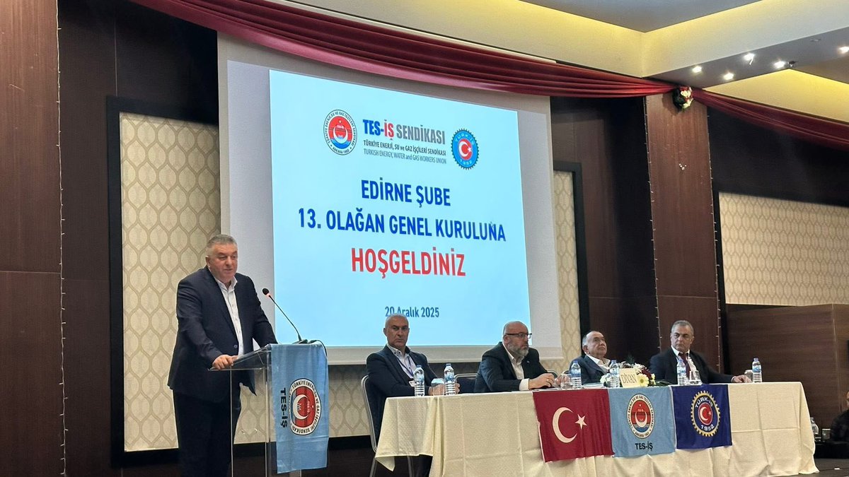 tes_is1963's tweet photo. EDİRNE ŞUBEMİZİN 13. OLAĞAN GENEL KURULU YAPILDI

Edirne Şubemizin 13. Olağan Genel Kurulu 20 Aralık 2025 tarihinde gerçekleştirilmiştir. Şubemizin Genel Kuruluna; Genel Başkanımız İrfan KABALOĞLU, Genel Başkan Yardımcımız Hüseyin ÖZİL, Genel Başkan Yardımcımız Naif BALANDİ, Genel Başkan Yardımcımız Dural KARAKOÇ, Genel Başkan Yardımcımız Adem AŞIKKUTLU, Genel Başkan Yardımcımız Eşref ERDEN, Genel Başkan Yardımcımız Fatih TÜLEK, şubelerimizin başkan ve yöneticileri ile delegeler ve üyelerimiz katılmıştır. 

Genel Başkanımız İrfan KABALOĞLU, kongreye hitaben yaptığı konuşmasında sendikal mücadelenin temel eksenlerini, çalışma hayatının güncel sorunlarını dile getirdi.

TES-İŞ’in 62 yıllık köklü geçmişine değinen KABALOĞLU, sendikanın Türkiye’nin dört bir yanında, enerjide bağımsız ve güçlü bir Türkiye hedefiyle üyelerinin haklarını savunmaya devam ettiğini ifade etti. TES-İŞ’in büyük ve güçlü bir emek örgütü olduğunu vurguladı.

KABALOĞLU, barış, demokrasi ve adalet olmadan sendikal hakların korunamayacağını belirterek, savaşların ve çatışmaların bedelini her zaman emekçilerin ödediğini söyledi.  Yurtta barışın önemine değinen KABALOĞLU, Türkiye'ye düşmanlık edenlerin hiç bitmediğini, aslında hiç kimsenin çatışma istemediğini ifade etti. Savaşları ve özellikle İsrail’in saldırılarını, insan hakları ihlallerini sert bir dille kınadı.

Türkiye’de uzun süredir devam eden yüksek enflasyonun ücretleri hızla erittiğini dile getiren KABALOĞLU, Edirne gibi yaşam maliyetinin yüksek olduğu şehirlerde bu durumun daha da ağır hissedildiğini ifade etti. Ücret artışlarının hedeflenen değil, gerçekleşen enflasyona göre belirlenmesi gerektiğinin altını çizdi. Kamu Toplu İş Sözleşmeleri sürecine değinen KABALOĞLU, zorlu müzakereler sonucunda elde edilen önemli kazanımları anlattı. DSİ işyerlerinde grev kararı alındığını hatırlatarak, ağır ve tehlikeli işlerde çalışan enerji işçilerinin emeğinin karşılığını almak için kararlı bir mücadele yürütüldüğünü söyledi. İlk altı ay için yüzde 36 oranında zam alındığını, iş güçlüğü oranlarının artırıldığını ve kamudaki ücret eşitsizliklerinin büyük ölçüde giderildiğini vurguladı.

Özel sektörde de TES-İŞ’in aynı kararlılıkla hareket ettiğini ifade eden KABALOĞLU, TREDAŞ başta olmak üzere elektrik dağıtım şirketlerinde önemli ücret artışları ve sosyal hak kazanımları sağlandığını, taşeron işçiler için kadro mücadelesinin sürdüğünü belirtti. Gelir dağılımındaki adaletsizliğe, ücretli çalışanların vergi yükü altında ezildiğine, sosyal devlet anlayışının güçlendirilmesi gerektiğine değindi. 

Asgari ücretin artık genel ücret haline geldiğini ifade eden KABALOĞLU, TÜRK-İŞ’in asgari ücret komisyonuna katılmama kararının gerekçelerini ve kamuoyuna açıklanan taleplerini anlattı. Enerji sektöründe özelleştirmelerin yol açtığı sorunlar, taşeronlaşma ve sendikamızın gündemindeki diğer  konulara ilişkin bilgi verdi. Sendikal eğitimin ve doğru sendikada örgütlenmenin önemine dikkat çekti. Kongrenin sendikaya, Edirne Şubesi’ne ve tüm emekçilere hayırlı olmasını diledi.

Genel Kurulun seçim sonuçlarına göre; Zeki ŞİKO  Şube Başkanı olurken Şube Yönetim, Denetim ve Disiplin Kurulları aşağıdaki şekilde oluşmuştur. Kongrenin teşkilatımıza ve çalışma hayatına hayırlı sonuçlar getirmesini temenni eder, göreve seçilen arkadaşlarımıza başarılar dileriz.

Edirne  Şube Yönetim Kurulu Üyeleri

Zeki ŞİŞKO
Şube Başkanı

Yasin KAYA
Şube Genel Sekreteri

Murat CONİ
Şube Mali Sekreteri

Gökhan TOK
Şube Teşkilat Sekreteri

Musa MUSAOĞLU
Şube Eğitim Sekreteri

Denetim Kurulu Üyeleri
Murat AKGÜN
Ferdi ÇARIKÇI
Yasin TAKATAK 

Disiplin Kurulu Üyeleri
Samet KURT
Gökhan MESOĞLU
Halil Hüseyin BİRSİN
