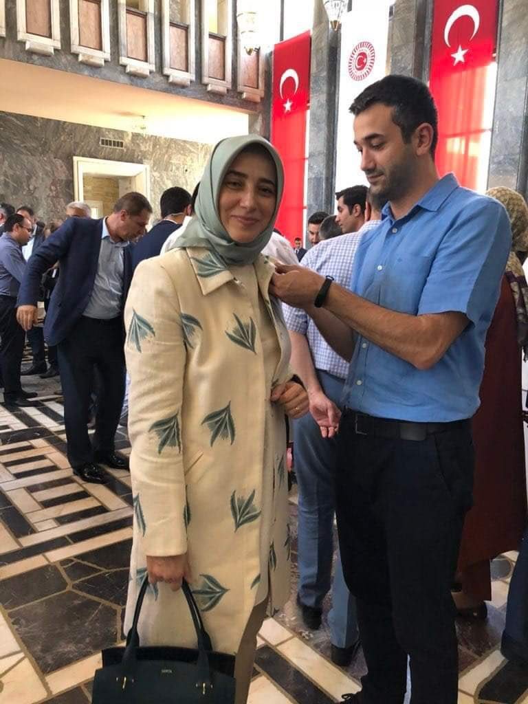 AKP'li Özlem Zengin’in erkek kardeşi Eyüp Çağatay Zengin, Tokat Üniversitesi Hastanesi başhekimliği görevine getirildi.

Zengin'in kardeşi, evli bir kadınla birlikte olurken kocası tarafından yatakta basılmıştı.(ElipsHaber)