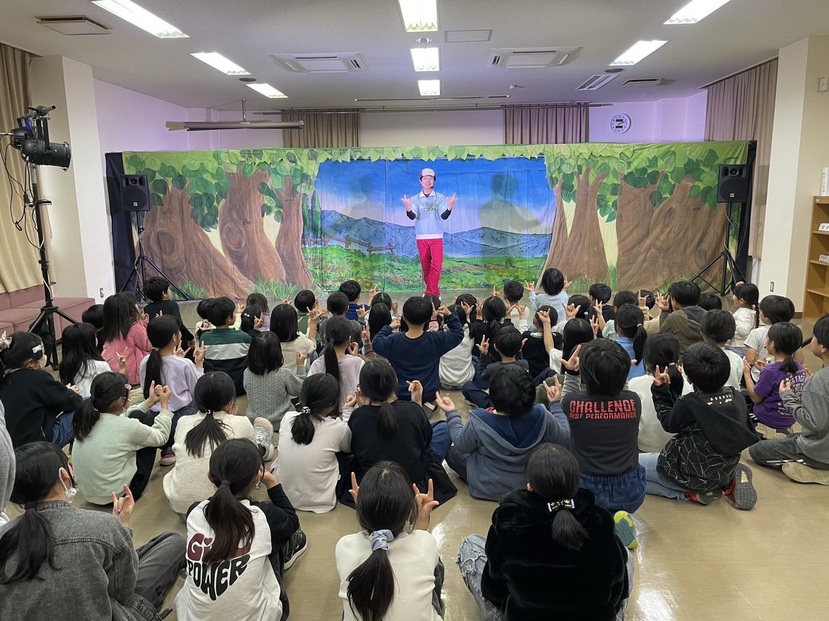 先週にて、無事に今年の公演、全て終了致しました‼️
今年も沢山の方に支えられながら、大勢の子供達に笑顔を届けられました☺️
来年は午年🐴
お馬さんのようにいっぱい走って、多くの子供達の元に馳せ参じますよー❣️
それでは皆様、良いお年をお迎え下さいませ🤗

#劇団飛行船
#さんびきのこぶた