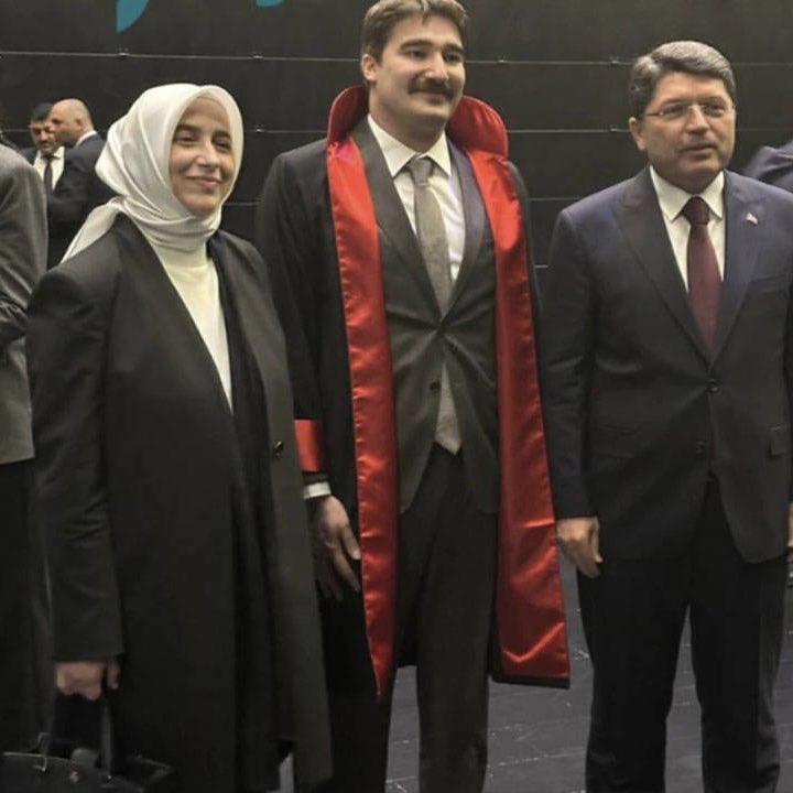 AK Parti Grup Başkanvekili Özlem Zengin’in erkek kardeşi Eyüp Çağatay Zengin, Tokat Üniversitesi Hastanesi başhekimliği görevine atandı.