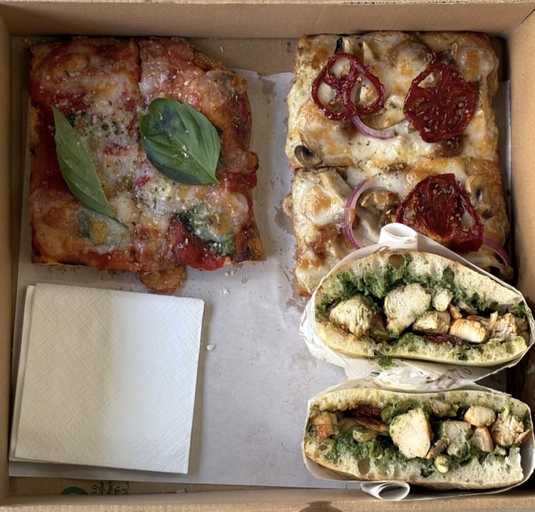 cuton_'s tweet image. من بین کوکی و براونی،
پیتزا ر‌و انتخاب می‌کنم.