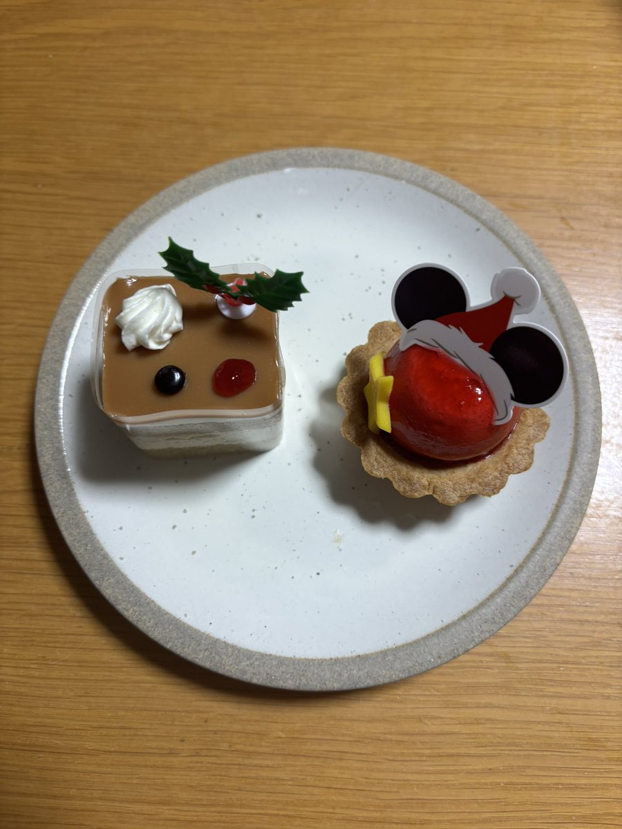 ibd_cd9624's tweet photo. ちなみに、お家でもイブにパーティーしました！食べ過ぎ笑笑
ホールじゃなくてもディズニーで可愛いからテンション上がる🫶
こういうミニケーキだと自分で食べる量調整できてよき☺️
結局たくさん食べてるから意味ないけど笑 https://t.co/87pvaadOdM