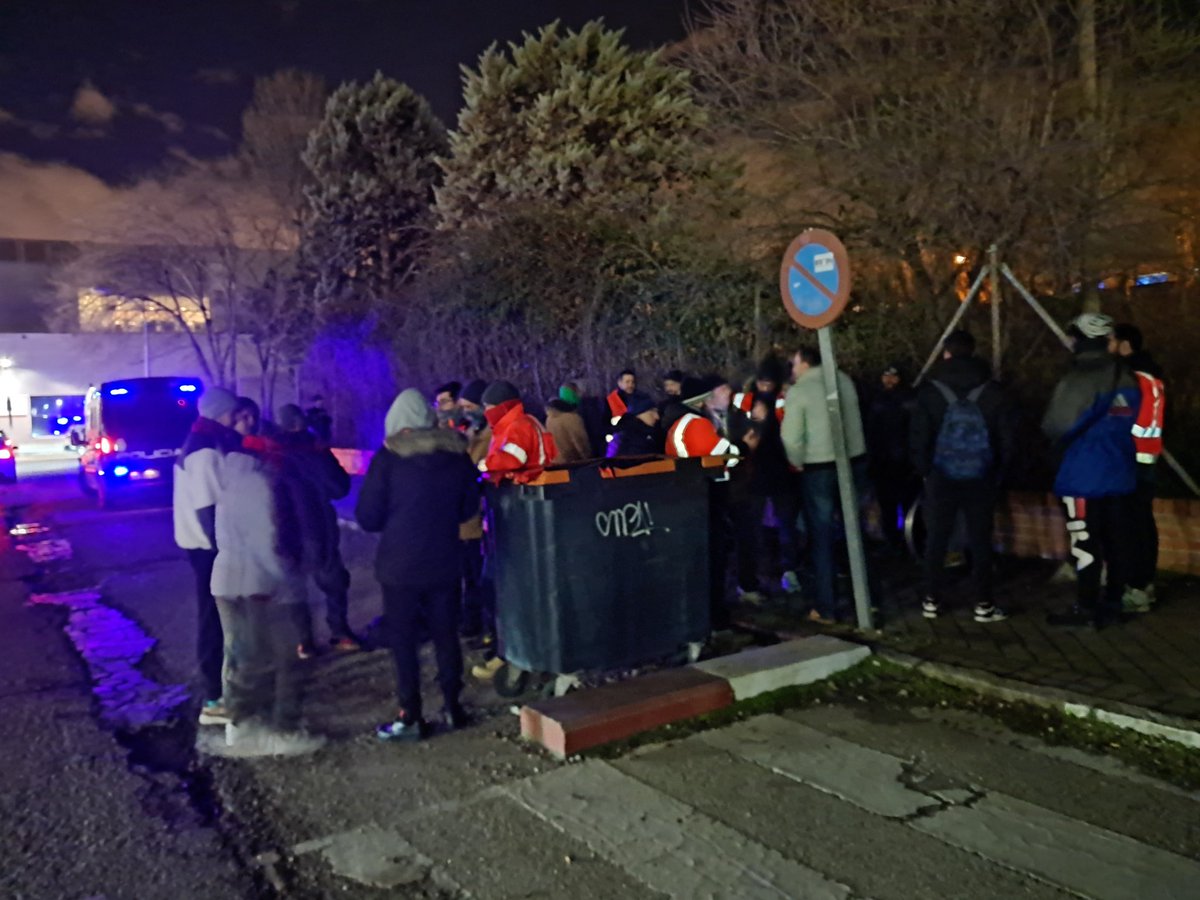 CE_BTREN_MADRID's tweet photo. Un día  más, los trabajadores y trabajadoras de Btren siguen manifestándose por un convenio digno y justo a las puertas de la base de Alta Velocidad de @Renfe y ya van 15 días. Hay servicios comprometidos ¿Hasta cuando @oscar_puente_ @Renfe @Transxte @Yolanda_Diaz_ https://t.co/bHtuNW8cn0