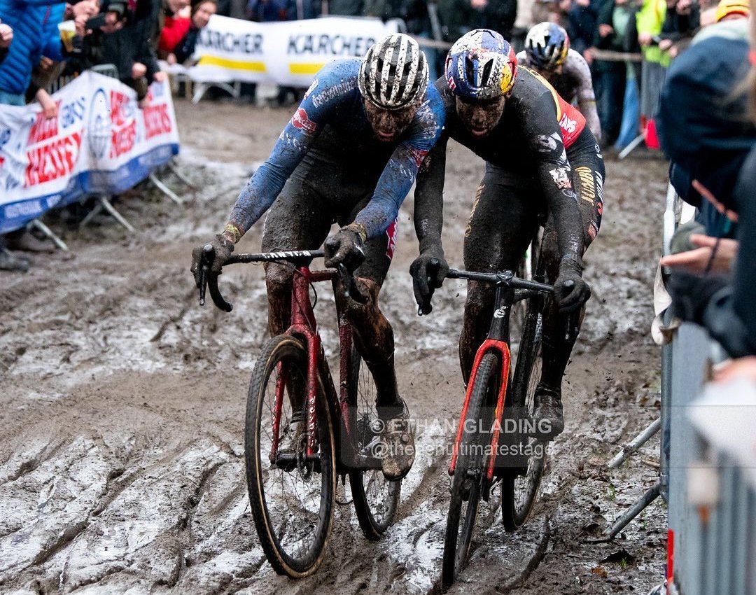 amantes_cycling's tweet image. Hoy se disputa Loenhout, una prueba en la que hemos disfrutado de algunos de los mejores duelos entre Van der Poel y Van Aert. Las ediciones de 2014 y 2022 quedaron grabadas en la memoria por enfrentamientos que se asemejaban más a un combate de boxeo que a una carrera ciclista.