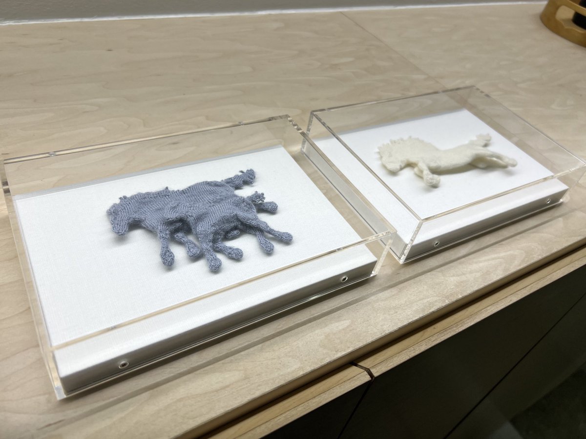 ikuelleさんとお話できて、ぬいぐるみの型紙の割り方と似てるところがあるのを確認しあったり、一方で編み物ならではの編み目の増減で作るぬるりとしたふくらみやくびれを見てうっとりしたりしました。
ハーすてきだった