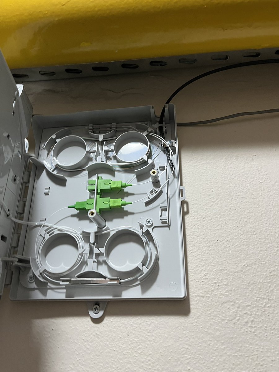 Ya biri kabloyu çaldı yada açıp içine taktı çünkü normalde bu kutu açılmıyordu dün akşam markete giderken açık halde gördüm <a href="/TurkNetDestek/">Turknet Destek</a> bilgi verirmisiniz ?