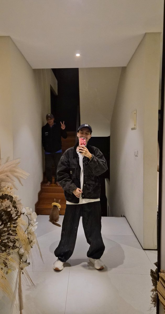 vidialdiano's tweet image. Niatnya mau OOTD sendirian, eh malah kena photobomb 🐈😅

Maaf ya, kali ini kontennya harus "Self Love" dulu! Untung ada #GalaxyAI, tinggal hapus beres. Coba tebak gue pakai fitur apa?

Ada 2 Juta buat 4 orang! 

Reply + #GalaxyZFlip7 #UnfoldTheDetails

Can your phone do that?…