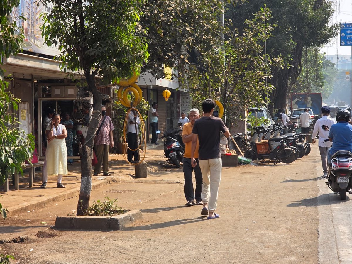 dhimantbhatt's tweet photo. #Shivajichowk bus stop, opp-ICICI Bank, #Koldongri, Sahar Road, #Andheri- East, #Mumbai-400069
Parking of Swiggy Electric Scooty's on Road,  obstructing vehicular movement on Sahar Road
@MumbaiRTO
@MTPHereToHelp 
Please take note of it https://t.co/Dqh11qBh93