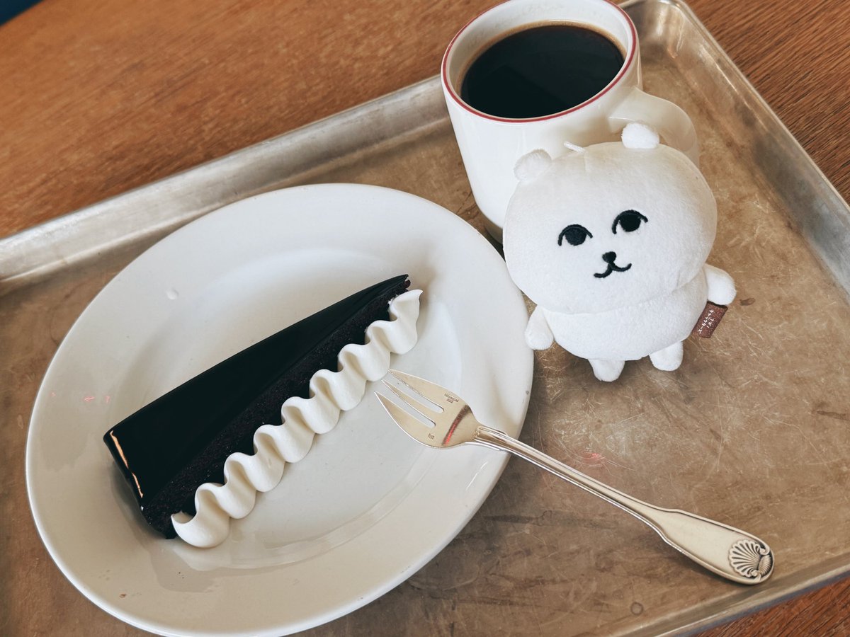 책도 안 보고 인터넷도 안 하고 그냥 한 잔의 커피를 즐겼다  
싸이코패스처럼