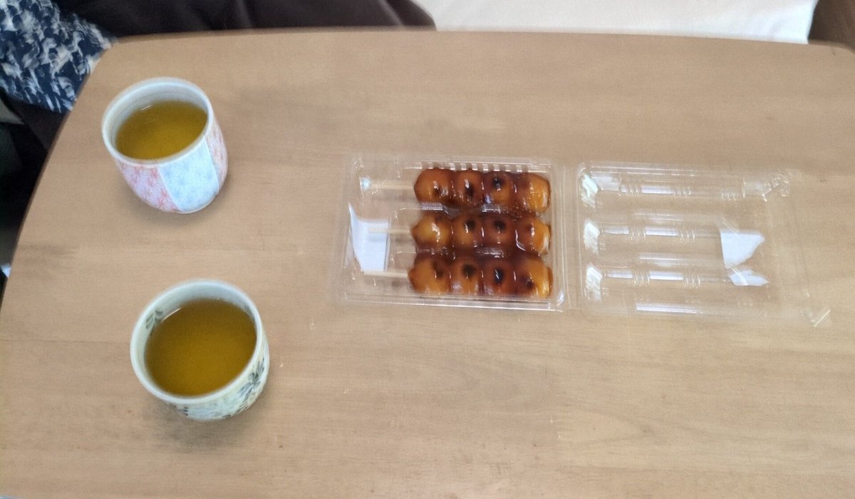みたらし団子でおやつです🍡