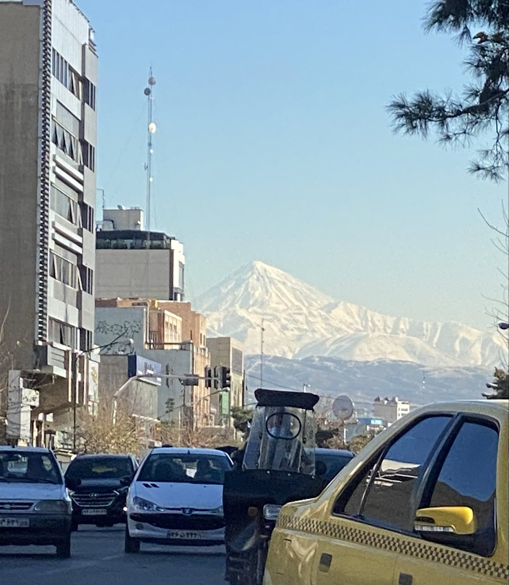 sinathetiger's tweet photo. نمای دماوند امروز از مرکز شهر تهران https://t.co/8VMicQ2e8W