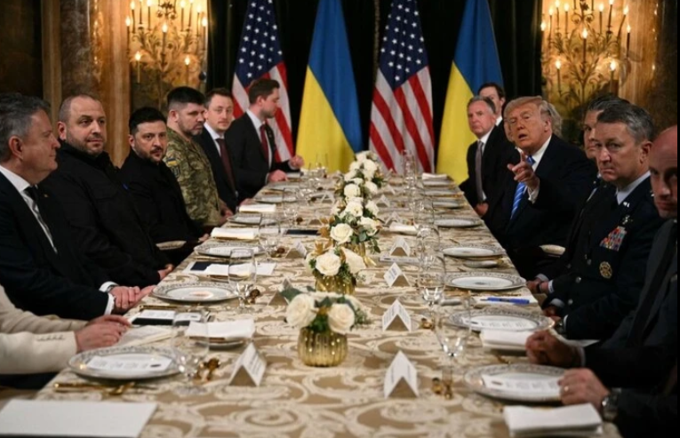 Обід у Трампа.
На тарілках опис меню, а по монітору показують "прекрасний торт імені Трампа"  😎