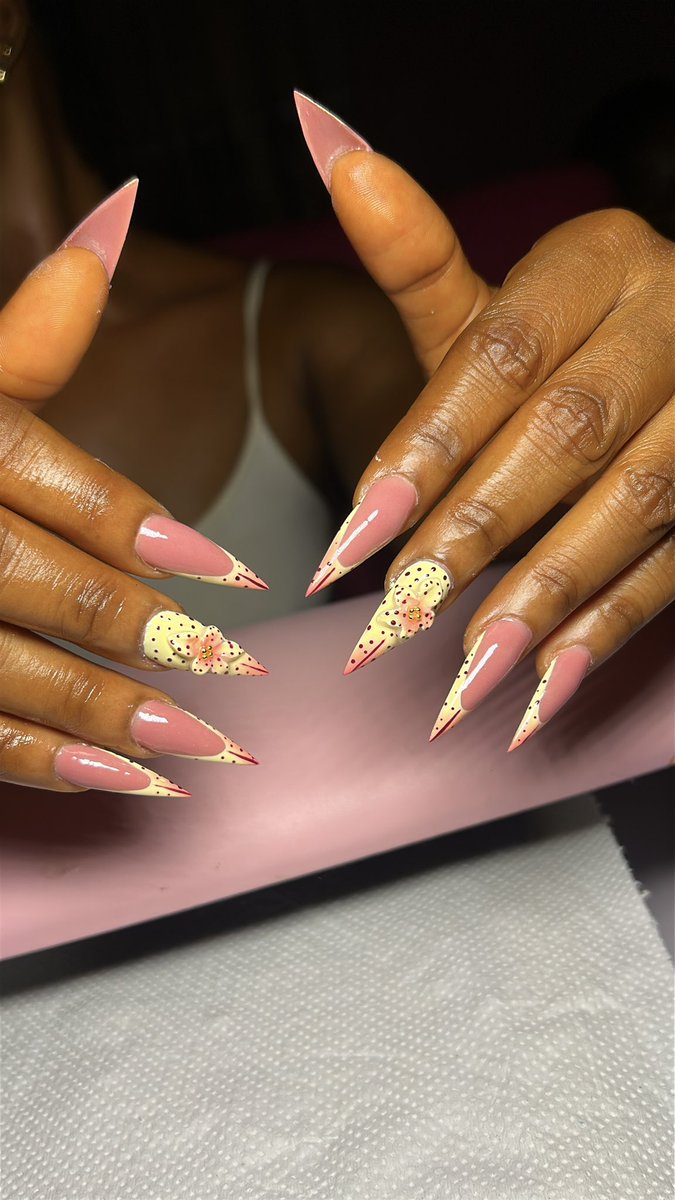 shezzzz_weird's tweet photo. Sets of nails I did yesterday ☺️ https://t.co/vg7yBHMg44