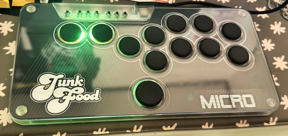 HATALAITARAMAKE's tweet photo. 光り方がエモい✨
@junkfoodarcades
#snackBoxMicro
#STREETFIGHTER6 https://t.co/O4i7B3LnLu