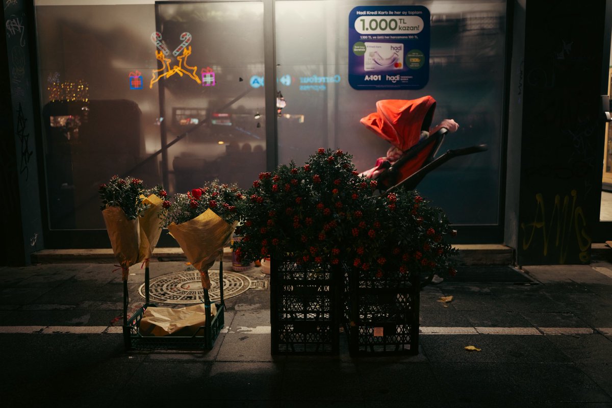 Umut kimi bekler?
Soğuk neye benzer?
Bereket kimi sever?

Peki ya adalet…
Kimi seçer, kimden geçer?

Değil mi ya…
Kokinalar yeni yılı müjdeler.

#SokağınAnlattıkları
#BarbarosSpeaks

Kadıköy - Caferağa / Aralık 2025